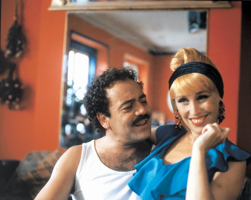 Verónica Forqué and Tito Valverde in ¿Por qué lo llaman amor cuando quieren decir sexo? (1993)