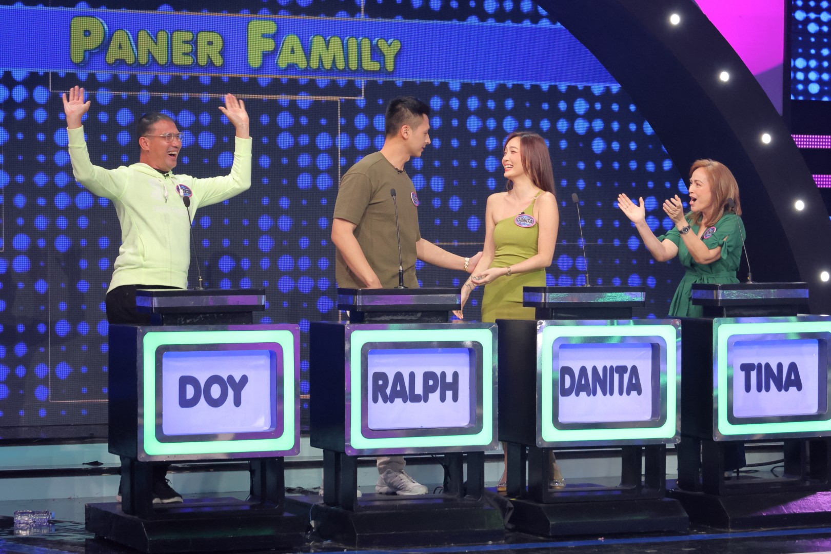 Tina Paner, Ralph Hernandez, Doy Gomez, and Danita Paner in Family Feud (2022)