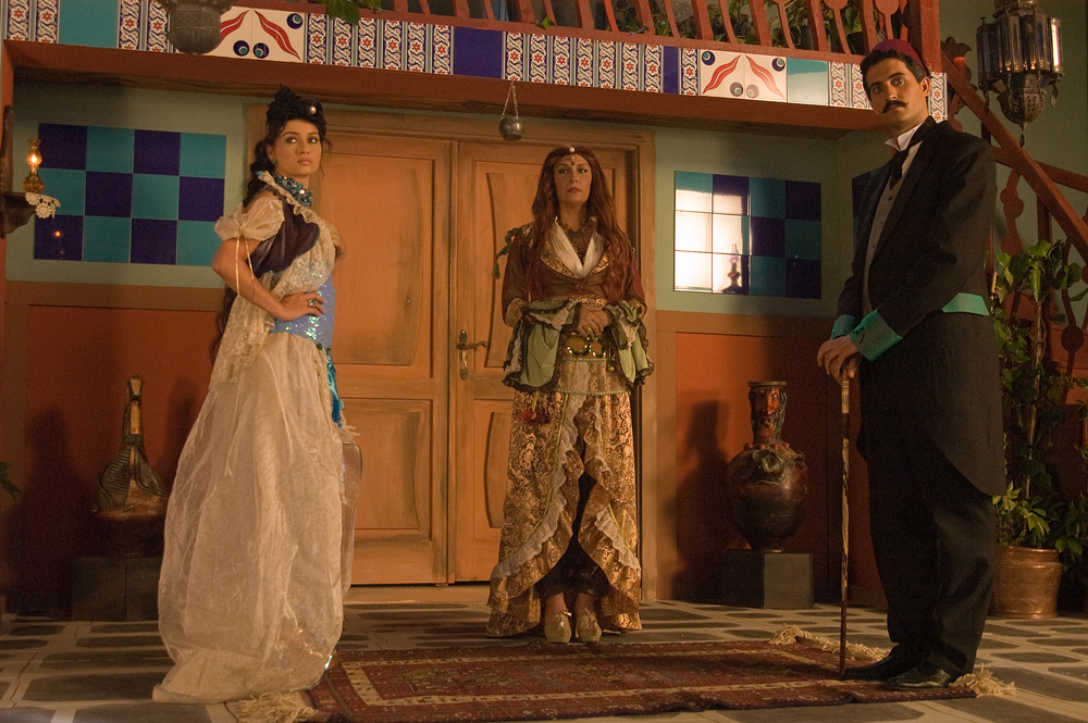 Memet Ali Alabora, Nurgül Yesilçay, and Gülse Birsel in 7 Kocali Hürmüz (2009)