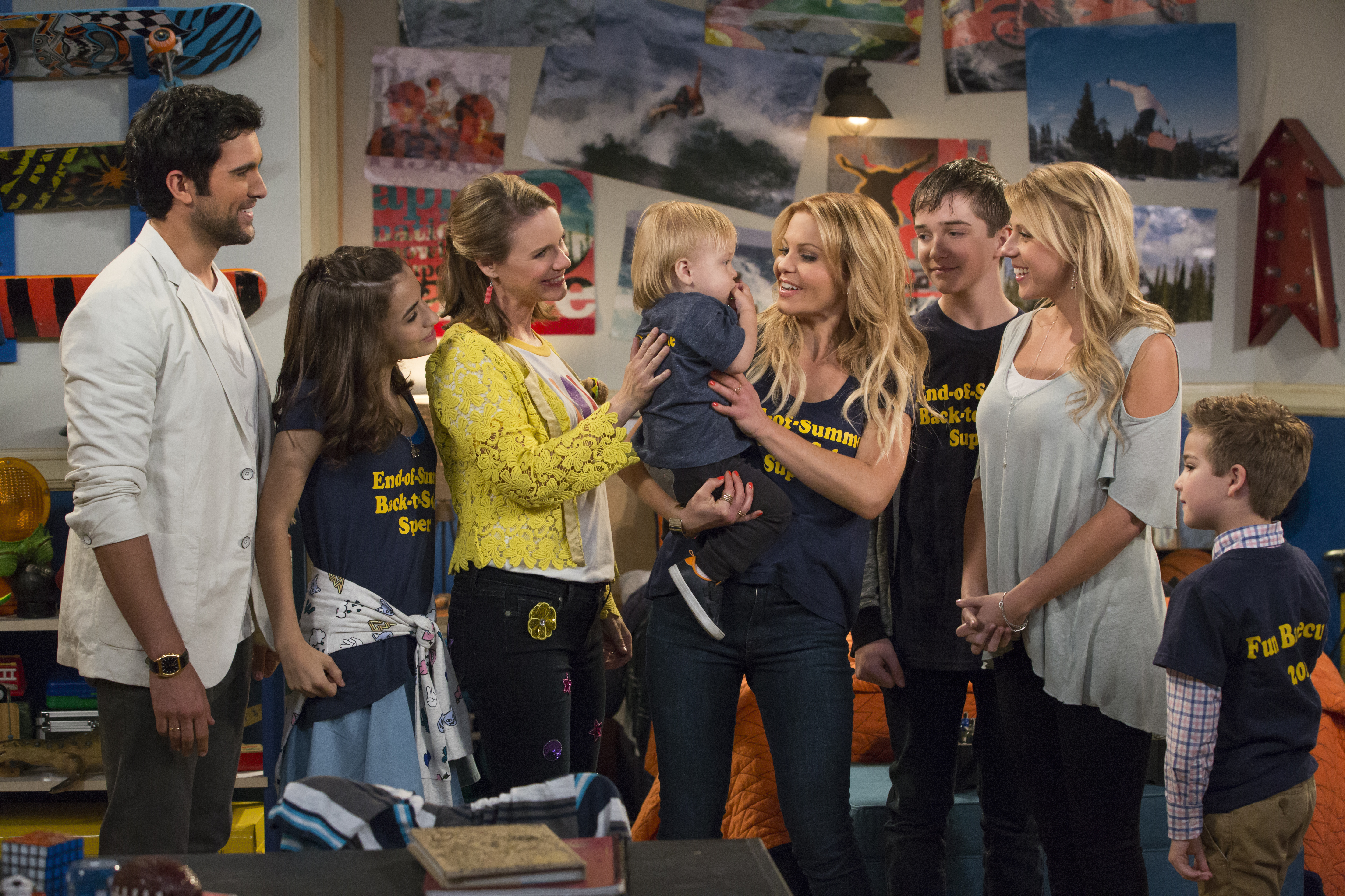 Andrea Barber, Candace Cameron Bure, Jodie Sweetin, Juan Pablo Di Pace, Michael Campion, Elias Harger, Soni Bringas, Fox Messitt, and Dashiell Messitt in Fuller House (2016)