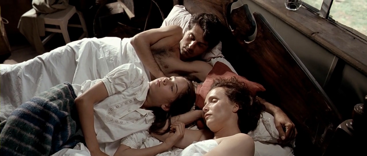 Karoline Eckertz, Juliane Köhler, and Merab Ninidze in Nirgendwo in Afrika (2001)