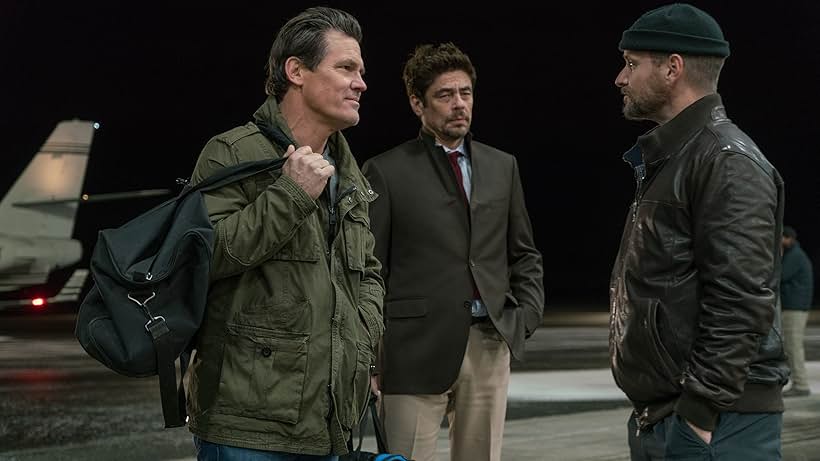 Josh Brolin, Benicio Del Toro, and Shea Whigham in Sicario: Day of the Soldado (2018)