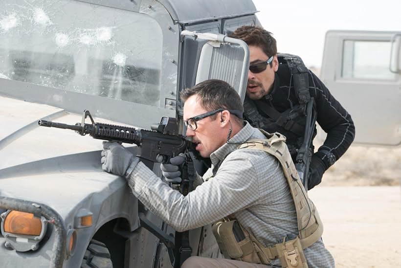 Benicio Del Toro and Jeffrey Donovan in Sicario: Day of the Soldado (2018)