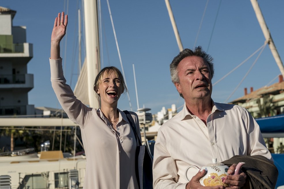 Oscar Martínez and Ingrid García Jonsson in Yo, mi mujer y mi mujer muerta (2019)