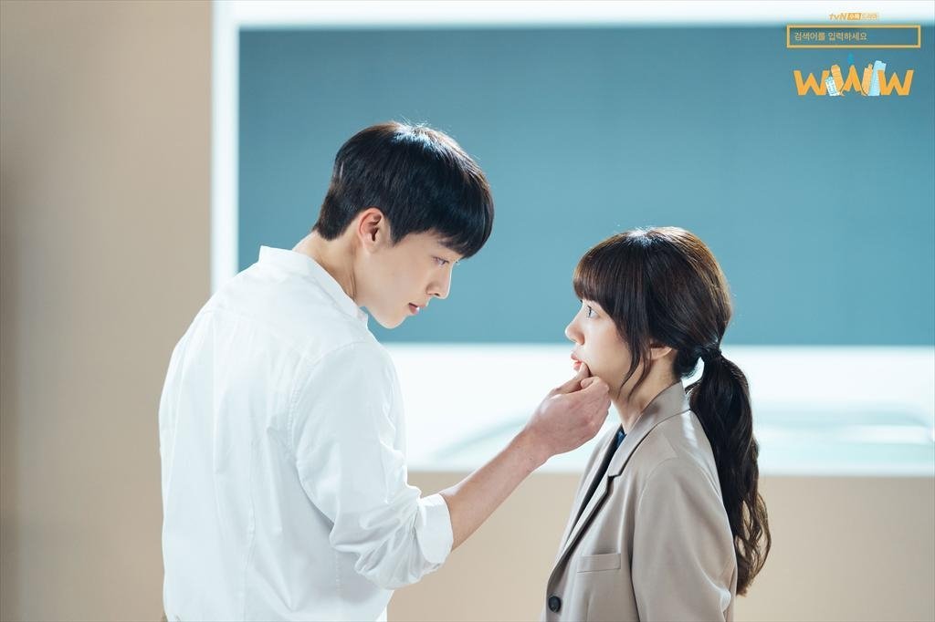 Lim Soo-jung and Jang Ki-yong in Geomsaekeoreul Ibryeokhaseyo: WWW (2019)