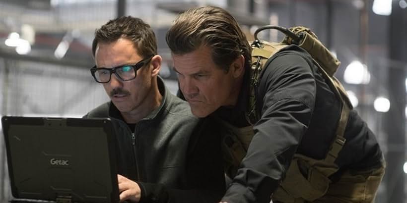 Josh Brolin and Jeffrey Donovan in Sicario: Day of the Soldado (2018)