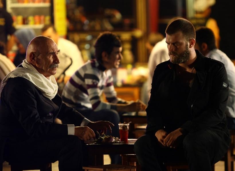 Tuncel Kurtiz and Kivanç Tatlitug in Ezel (2009)