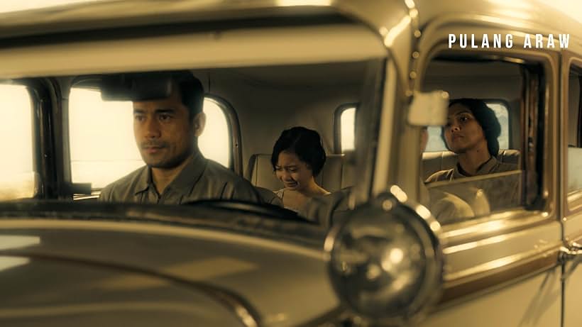 Cassandra Lavarias, Neil Ryan Sese, and Rochelle Pangilinan in Pulang araw (2024)