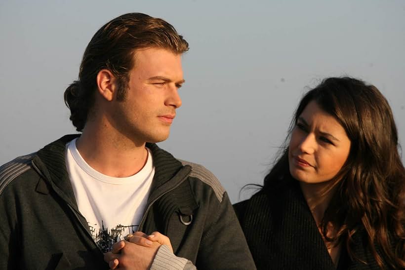 Beren Saat and Kivanç Tatlitug in Ask-i Memnu (2008)