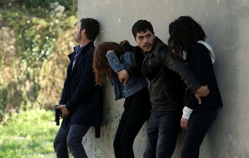 Kivanç Tatlitug, Melisa Pamuk, Elçin Sangu, and Alperen Duymaz in 19.Bölüm (2019)