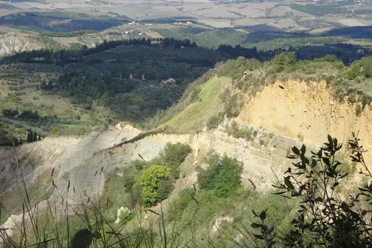 De blottede klippelag ved Volterra i Toscana.