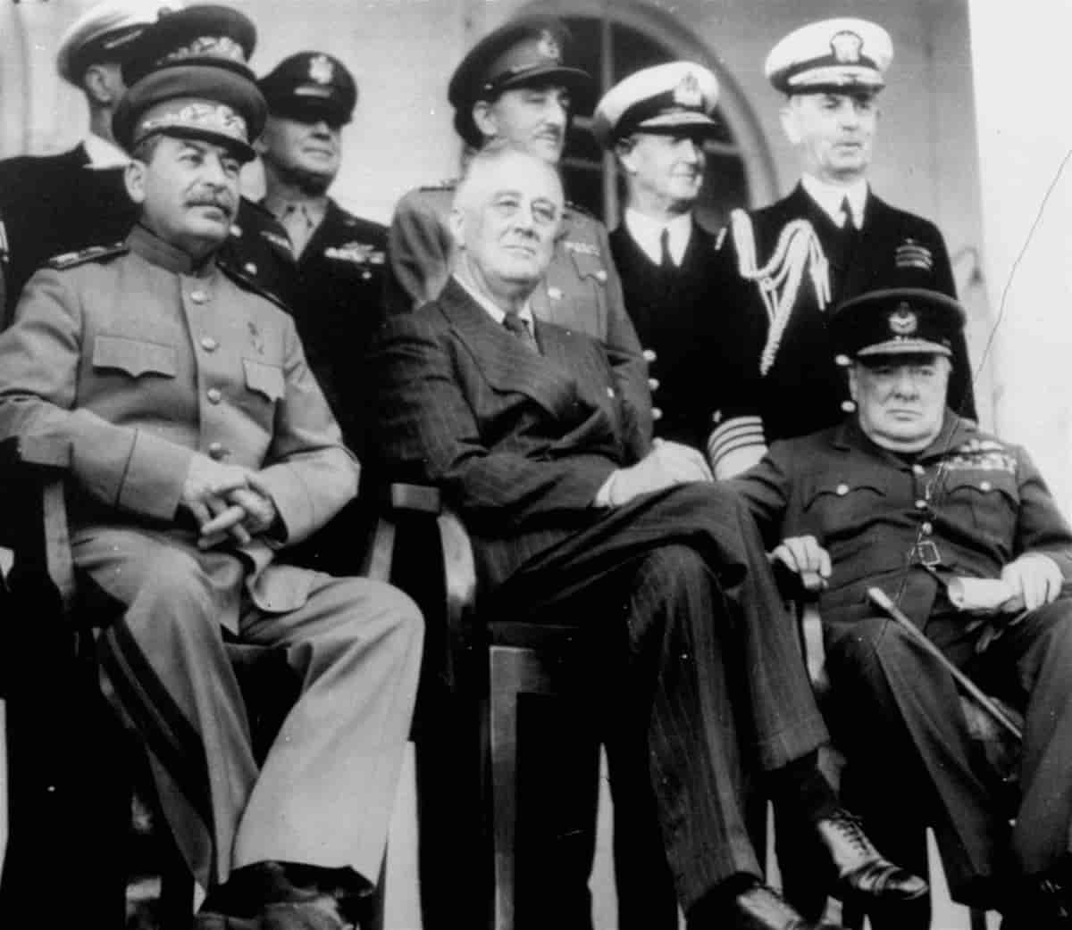 Foto av de alliertes ledere Stalin, Roosevelt og Churchill på Teherankonferansen i 1943