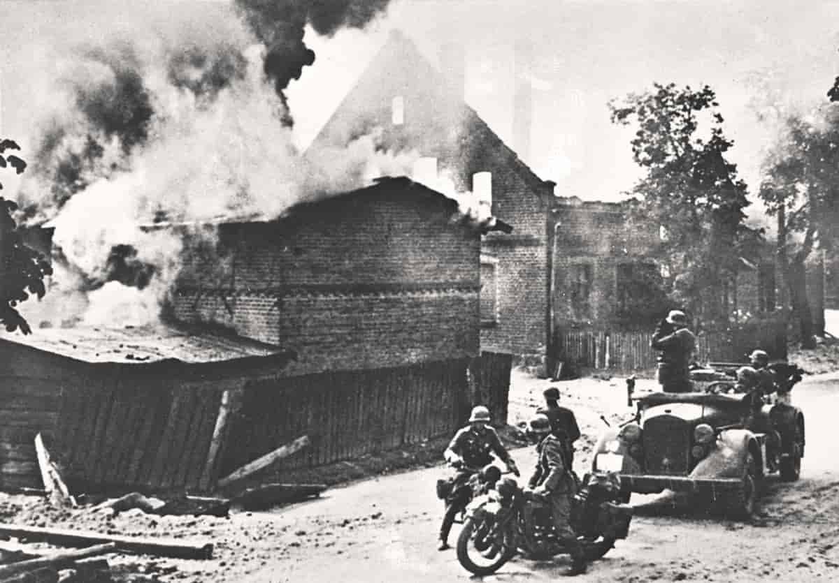 Fotografi av tyske tropper som rykker inn i en polsk landsby, 1939