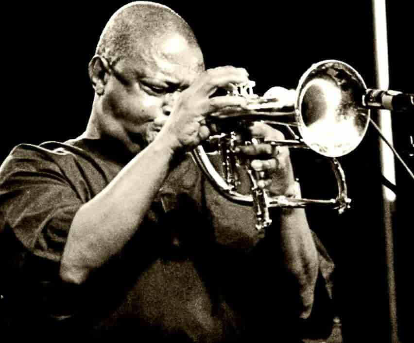 Hugh Masekela spiller flygelhorn.