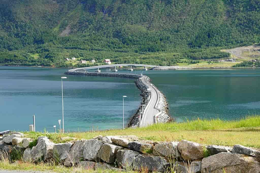 Brua mellom Hinnøya og Kveøya