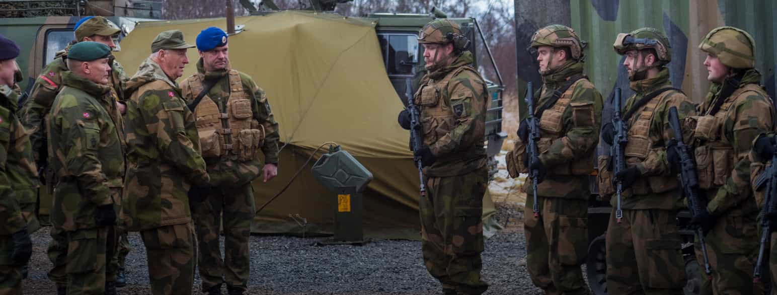 Kong Harald og kronprins Haakon besøker artilleribataljonen fra Brigade Nord på øvelsen Trident Juncture i 2018.