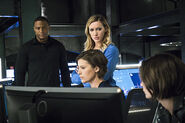 7.awol-arrow-episode-stills-team