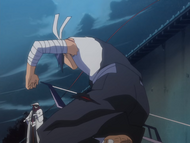 Mayuri wounds Uryū with his kusarigama.