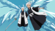 Hitsugaya appears behind the bisected clone he created using Zanhyō Ningyō.