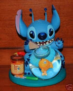 Llavero de Stitch alimentando a Pudge.