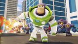 Buzz atacando a sus enemigos en Disney INFINITY.