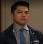 Detective Rudy Cruz (Vincent Rodriguez III) en Insatiable (Segunda Temporada).