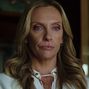 Joni Thrombrey (Toni Collette) en Entre navajas y secretos.