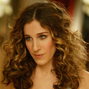 Carrie Bradshaw (1ª voz) (Sarah Jessica Parker) en Sexo en la ciudad.