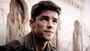 Chris (Brenton Thwaites) en Ghosts of War.