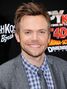 Voz recurrente de Joel McHale.