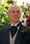 Caleb Nicol (Alan Dale) en O.C. Vidas ajenas.