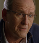 Sr. Harper (Richard Jenkins) en Amigos con beneficios.