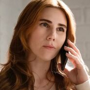 Annie Mouradain (Zosia Mamet) en Auxiliar de vuelo