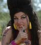 Amy Winehouse también en Un desastre de película (4ra. versión)..