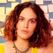 Tiffany Moore (Jessica Brown Findlay) en Piso para dos