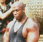 Blades (Tommy "Tiny" Lister) en Guerra sucia.