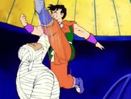 Yamcha atacando desprevenido a La Momia.