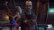 Trevor con una camiseta de los Love Fist.