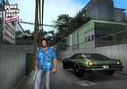 Tommy Vercetti equipado un Uzi en GTA: VC.