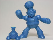 Figura de Bright Man de la serie "Rockman 4", 1992. Incluye una pequeña figura de Donpan.