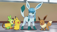 Grookey en el instituto junto a Glaceon en el EP1176.