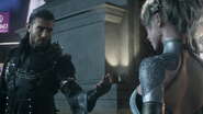 Nyx le entrega el Sello a Lunafreya en Kingsglaive: Final Fantasy XV.