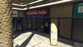 Vinewood Sole shop side in GTA V.