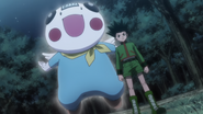 Knuckle's Potclean standing next to Gon