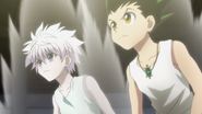 Gon and Killua using Ken in front of Razor