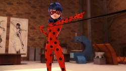 L'Imposteur combattant Ladybug avec deux bâtons