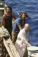 Sayid, Desmond et Ray sur le pont du cargo. (Le Choix du pardon)