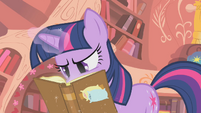 Twilight pillowfight S1E8