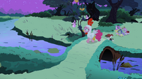 Pinkie walking S2E04