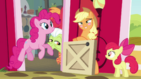 Applejack blushing S4E09